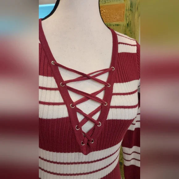 Chic Striped V-Neck Sweater in Burgundy and White - Picture 2 of 6